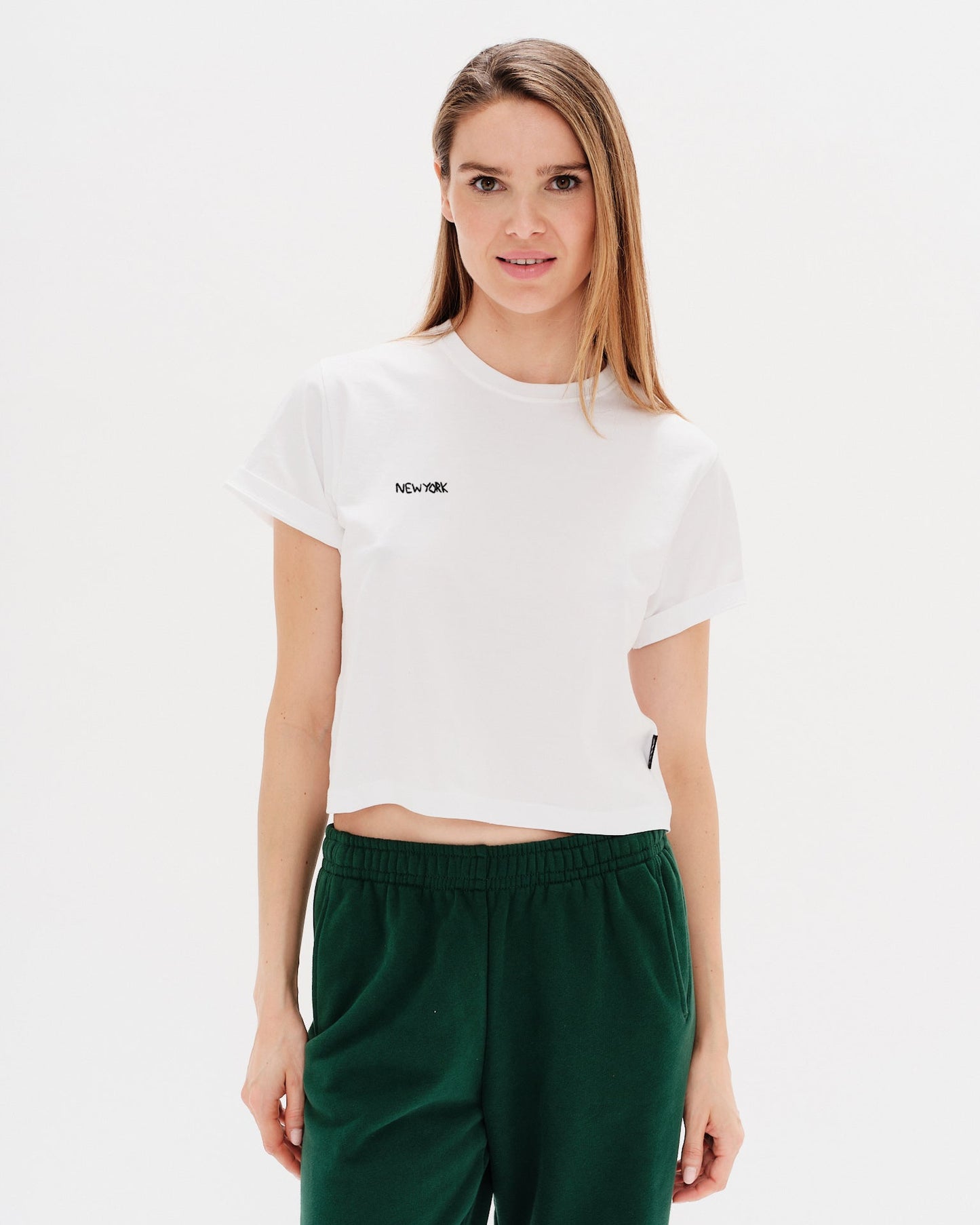 Woman wearing a white t-shirt with a New York embroidery