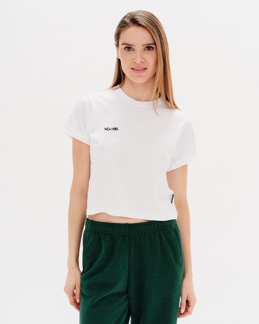 Woman wearing a white t-shirt with a New York embroidery