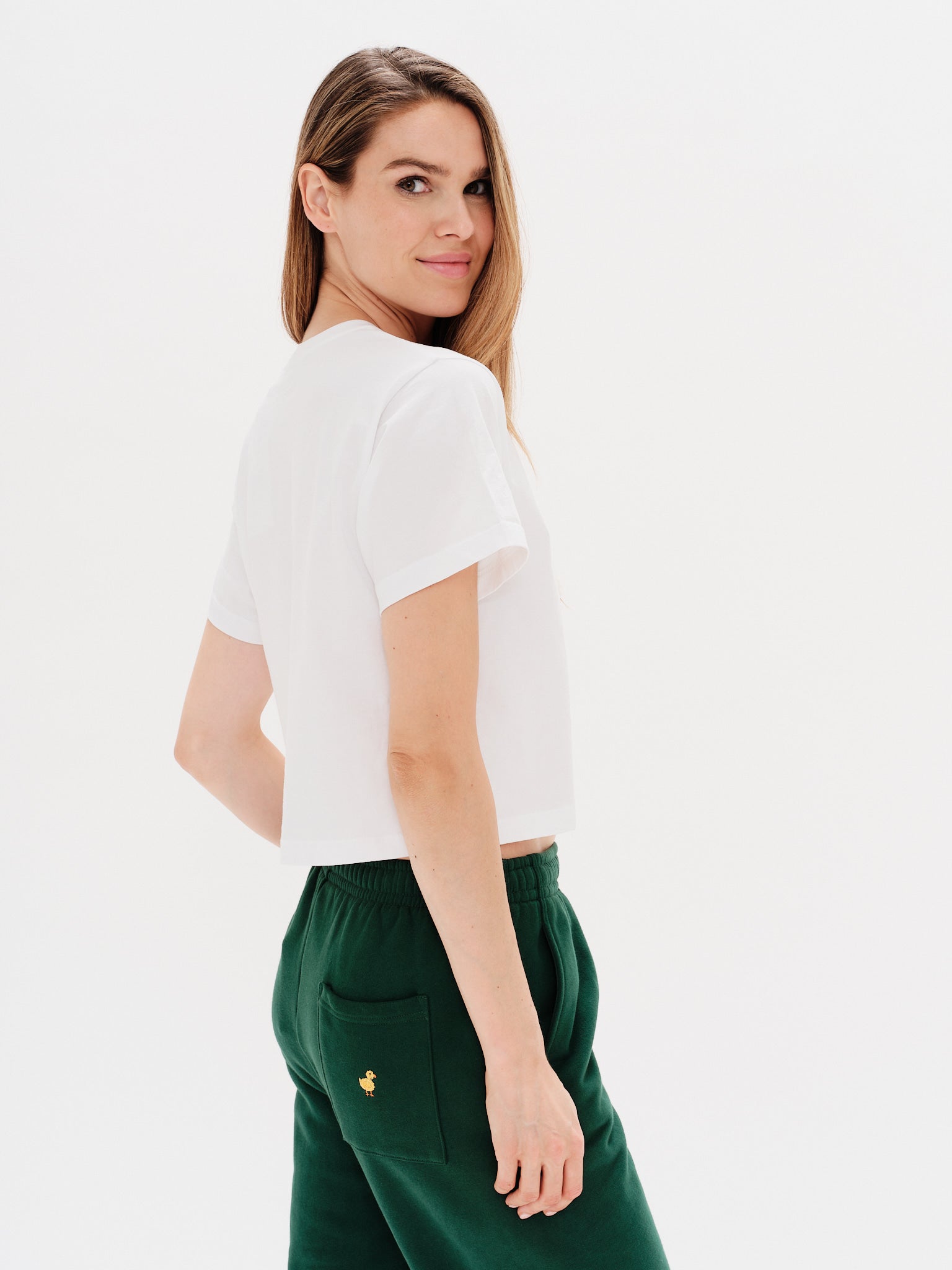 Woman wearing a white t-shirt with a New York embroidery